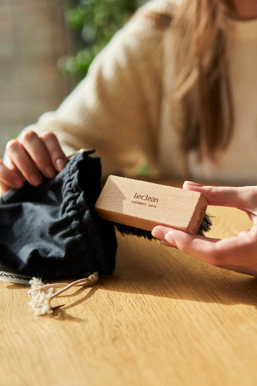 Kartáč na péči o tenisky